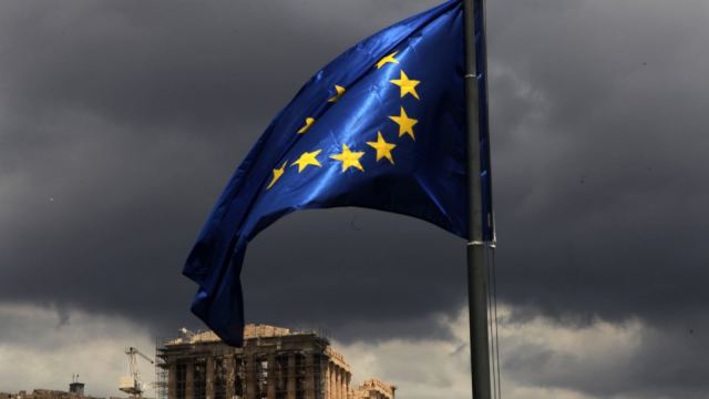 Bloomberg: Με νέα κρίση κινδυνεύει η Ελλάδα, αν δεν λύσει το πρόβλημα των τραπεζών
