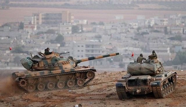 Τα τουρκικά άρματα συνεχίζουν για δεύτερη μέρα να επιχειρούν εντός της Συρίας