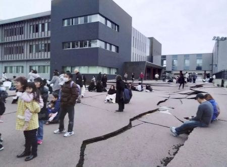 Ιαπωνία: Συγκλονιστικές εικόνες από το σεισμό των 7,6 Ρίχτερ