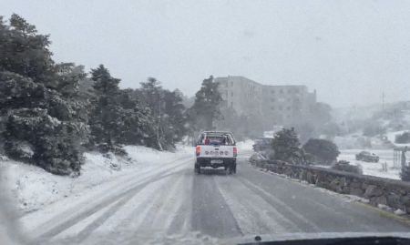 Χιόνια στην Πάρνηθα - Με αλυσίδες τα αυτοκίνητα, διακοπή κυκλοφορίας από το τελεφερίκ