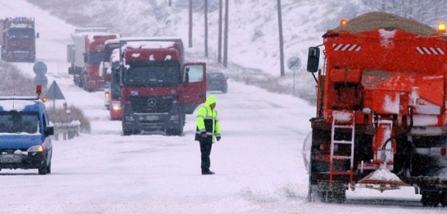 Άρση απαγορευτικού για τα φορτηγά στην εθνική - Συνεχίζεται η χιονόπτωση!