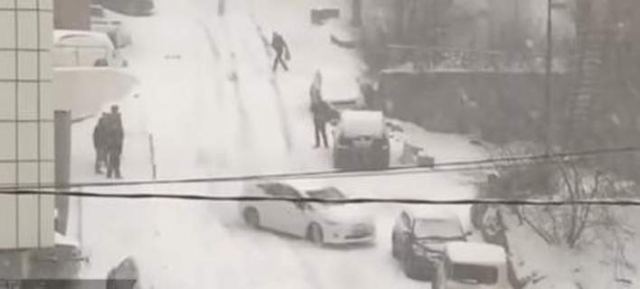 Ρωσία: Αυτοκίνητα κάνουν... πατινάζ σε δρόμο μετά από σφοδρή χιονόπτωση [βίντεο]