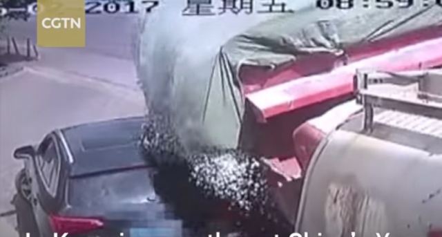 Απίστευτο: Αυτοκίνητο «θάφτηκε» από χαλίκι αλλά ο οδηγός του δεν έπαθε το παραμικρό