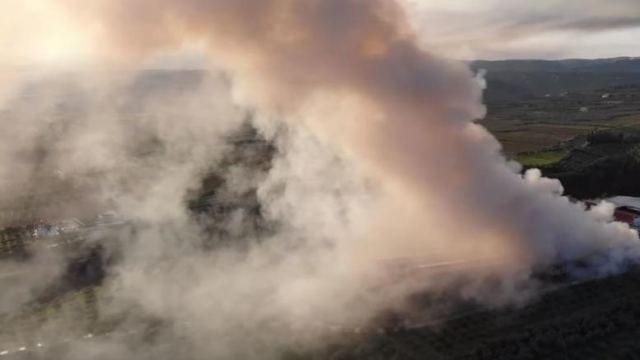 Τοξικό νέφος στην Κόρινθο -Από τη μεγάλη φωτιά σε εργοστάσιο