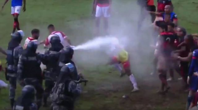 Συμπλοκές παικτών και αστυνομίας στη Βραζιλία! Έριξαν και σπρέι πιπεριού σε ποδοσφαιριστές – video