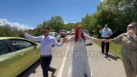 Φθιώτιδα: Νύφη και γαμπρός το έριξαν στο χορό μέσα στο δρόμο (ΒΙΝΤΕΟ)