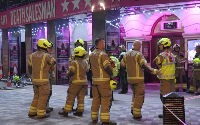 Η οροφή του Piccadilly Theatre κατέρρευσε στη διάρκεια παράστασης, πέντε τραυματίες