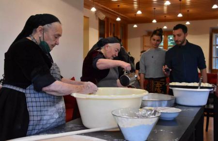 Μέτσοβο: Γιαγιάδες έκαναν μάθημα… πίτας σε φοιτητές και κατάφεραν να τους καθηλώσουν