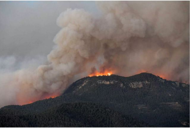 Ισπανία: Τουλάχιστον 700 πυροσβέστες δίνουν μάχη με δασική φωτιά κοντά στη Βαλένθια