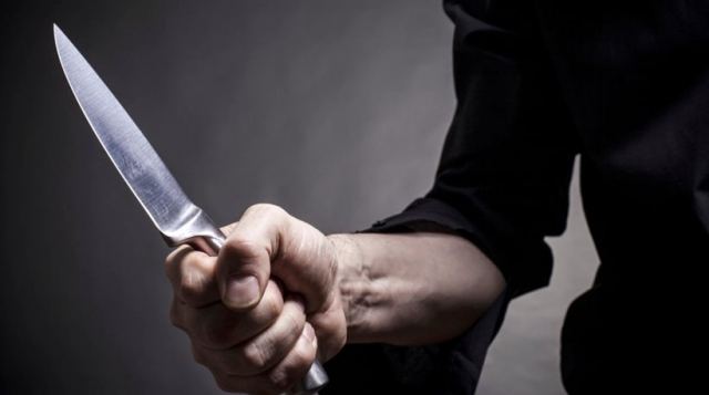 Καμένα Βούρλα: Απείλησε με μαχαίρι μάνα και ανήλικα παιδιά για να τους ληστέψει
