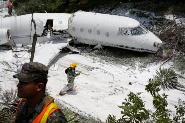 Εικόνες σοκ: Αεροπλάνο κόπηκε στα δυο! Σώθηκαν από θαύμα οι επιβαίνοντες [pics, vids]