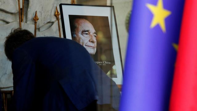Λαϊκό προσκύνημα για τον πρώην πρόεδρο Ζακ Σιράκ στο Παρίσι