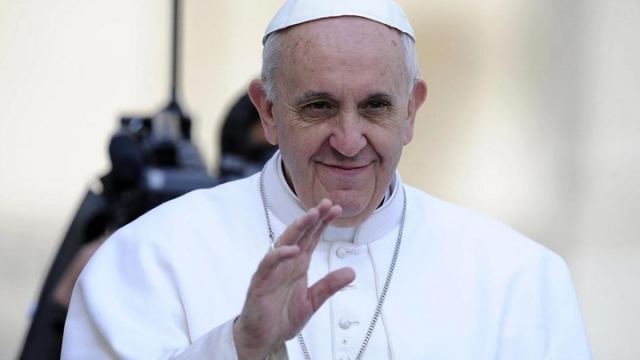 Λύθηκε το μυστήριο με τον Πάπα Φραγκίσκο - Γι&#039; αυτό δεν άφηνε να του φιλήσουν το χέρι