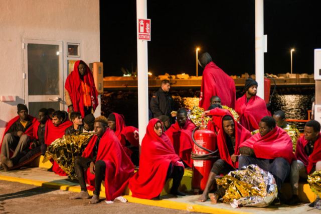Ισπανία: Νεκροί τέσσερις μετανάστες - Αγωνία για 16 αγνοούμενους μετά από ανατροπή σκάφους