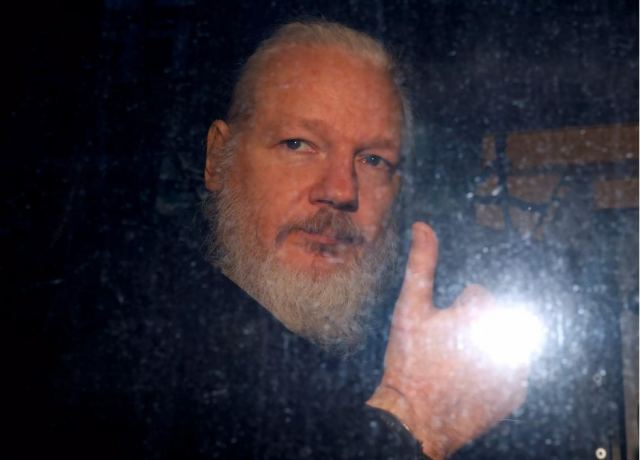 Τζούλιαν Ασάνζ: “Απαγορεύεται η έκδοση του στις ΗΠΑ” λέει ο συνήγορος του Mr. WikiLeaks