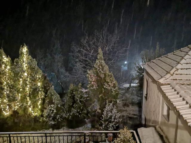 Χιονίζει στο Δήμο Αμφίκλειας – Ελάτειας