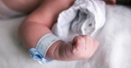 Συγκινητικές στιγμές στο ΠΑΓΝΗ: Μητέρα με οξεία λευχαιμία έφερε στον κόσμο το υγιέστατο μωράκι της
