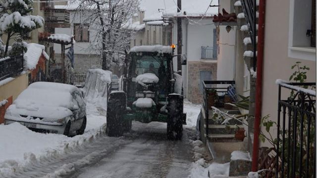 30 πόντους χιόνι στην Αμφίκλεια – Κλειστά τα σχολεία