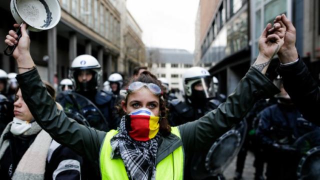 Γαλλία: «Κίτρινα γιλέκα κι αστυνόμοι», το νέο παιχνίδι των μαθητών στο διάλειμμα