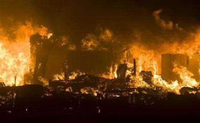 Ένας νεκρός από την καταστροφική φωτιά στο Λος Άντζελες