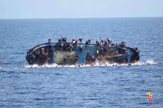 Συγκλονιστικές εικόνες: Καρέ καρέ η ανατροπή βάρκας με μετανάστες