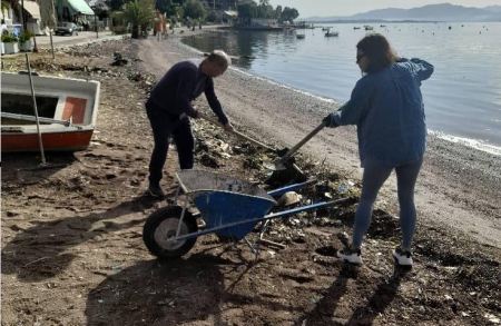 Ράχες: Εθελοντές καθάρισαν την παραλία - Δείτε εικόνες