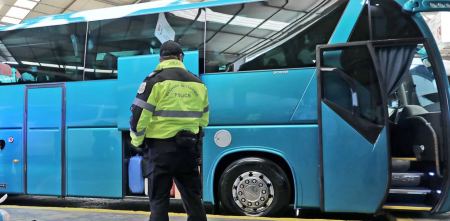 Απίστευτο: Επιβάτης των ΚΤΕΛ πήρε το τιμόνι από τον οδηγό και σταμάτησε την τρελή πορεία του λεωφορείου