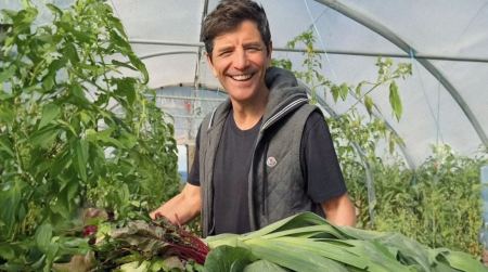 Σάκης Ρουβάς: Σε ρόλο «μανάβη» στο TikTok - Καλλιεργεί τα δικά του λαχανικά