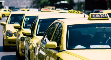 Χειρόφρενο τραβούν τα ταξί στην Αθήνα – Πότε θα πραγματοποιήσουν στάση εργασίας και 24ωρη απεργία