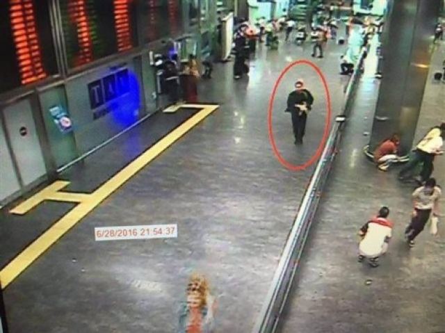 Τρομοκρατική επίθεση στο Ατατούρκ: Αναγνώρισαν δύο δράστες του μακελειού!