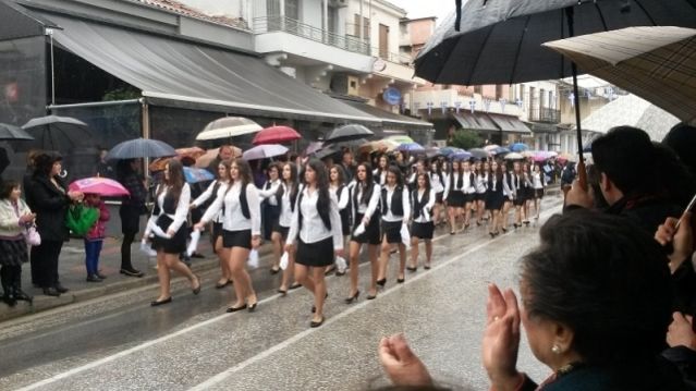 Λαμία: ΔΕΝ θα παρελάσουν οι μαθητές λόγω βροχής
