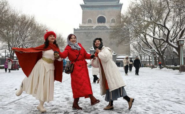 Κίνα: Τα χιόνια «παρέλυσαν» το Πεκίνο - Τηλεργασία, κλειστά σχολεία και ακυρώσεις δρομολογίων επέβαλαν οι Αρχές