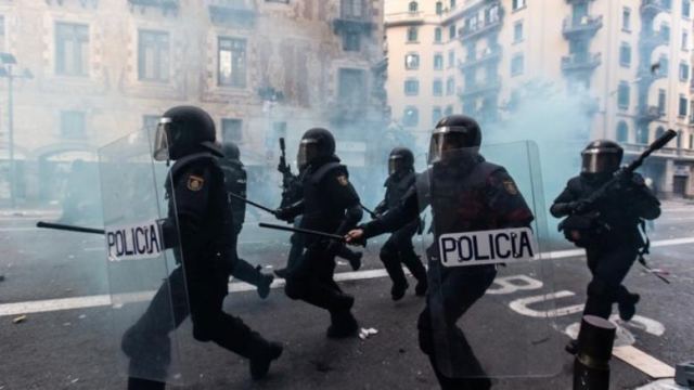 Σφοδρές συγκρούσεις διαδηλωτών-αστυνομίας στη Βαρκελώνη