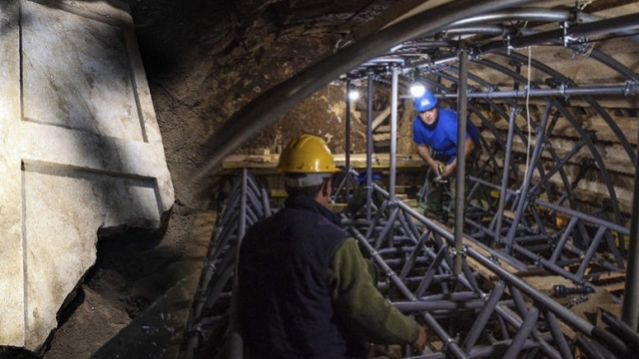 Αμφίπολη: Ο τάφος συνεχίζει - Εντοπίστηκε τεχνητό όρυγμα στον τρίτο θάλαμο