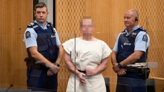 Σοκάρει η απάθεια του μακελάρη της Νέας Ζηλανδίας: Αμετανόητος και χαμογελαστός στο δικαστήριο