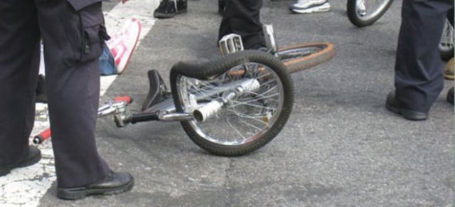 Μάχη για τη ζωή του δίνει 8χρονο αγοράκι που έπεσε με το ποδήλατο