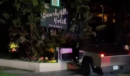Βίντεο: Υπερπολυτελές φορτηγό της Tesla έπεσε σε πινακίδα ξενοδοχείου στο Μπέβερλι Χιλς
