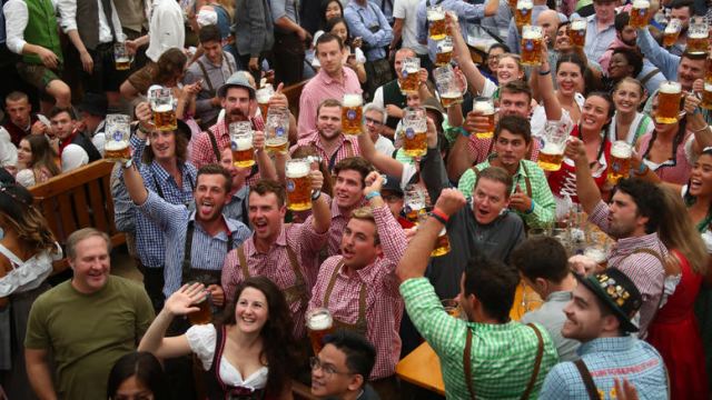 Το φεστιβάλ Oktoberfest ξεκίνησε στο Μόναχο με μπίρα και λουκάνικα
