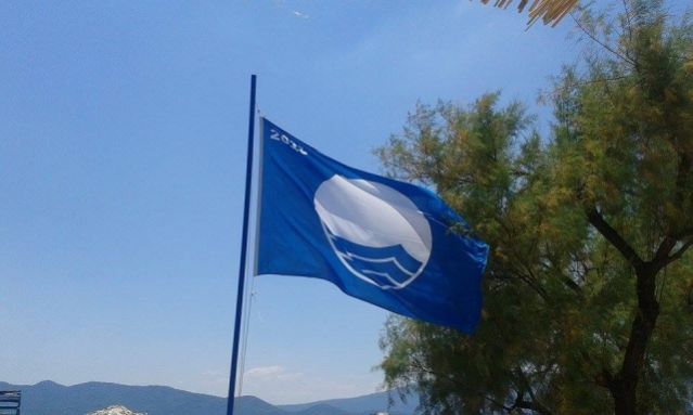 Αναρτήθηκε και επίσημα στην ακτή Γλύφας η Γαλάζια σημαία του 2015