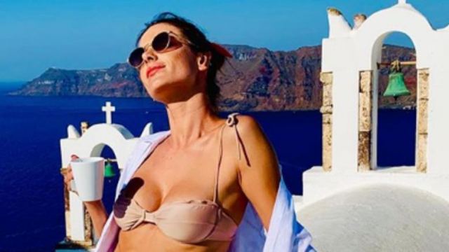 Η Αλεσάντρα Αμπρόζιο ήρθε στην Ελλάδα - Το άλμπουμ των διακοπών της