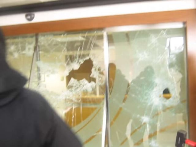 Καταδρομική επίθεση με βαριοπούλες σε τράπεζα στη λεωφόρο Συγγρού