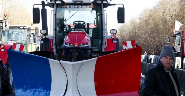 Σε κλοιό αγροτικών κινητοποιήσεων το Παρίσι: Στήνονται μπλόκα – 15.000 αστυνομικοί επί ποδός