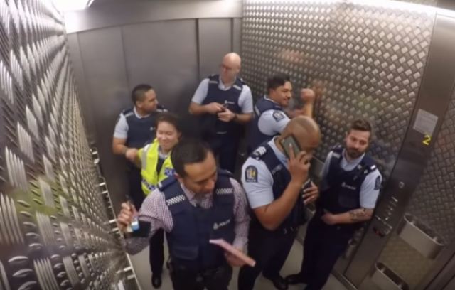 Δύο αστυνομικοί μέσα στο ασανσέρ - Δεν φαντάζεστε τη συνέχεια - ΒΙΝΤΕΟ
