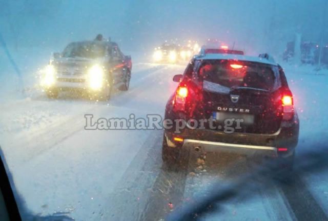 Πυκνές χιονοπτώσεις στη Φθιώτιδα - Απαγορευτικό στα φορτηγά