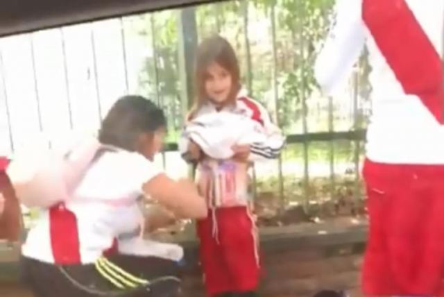 Εικόνα – σοκ! Έζωσαν κοριτσάκι με φωτοβολίδες πριν το Ρίβερ – Μπόκα – video