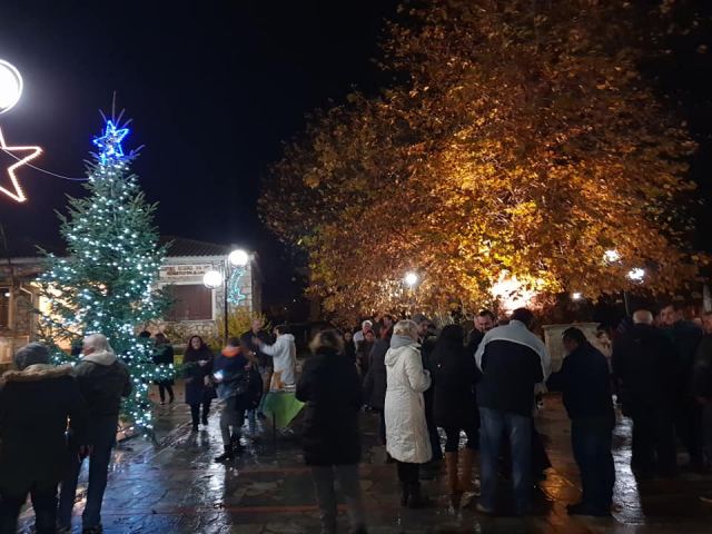 Δήμος Λαμιέων: Το Χριστουγεννιάτικο δέντρο στις Κομποτάδες
