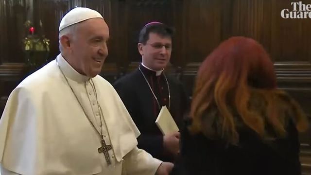 Αυτό είναι το βίντεο με τον Πάπα Φραγκίσκο που έγινε viral