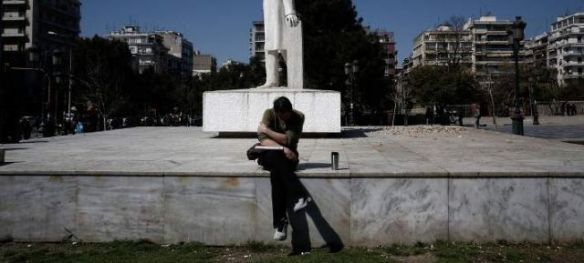 DW: Σε άθλιες δουλειές ημιαπασχόλησης οι Ελληνες &amp; η κυβέρνηση πανηγυρίζει