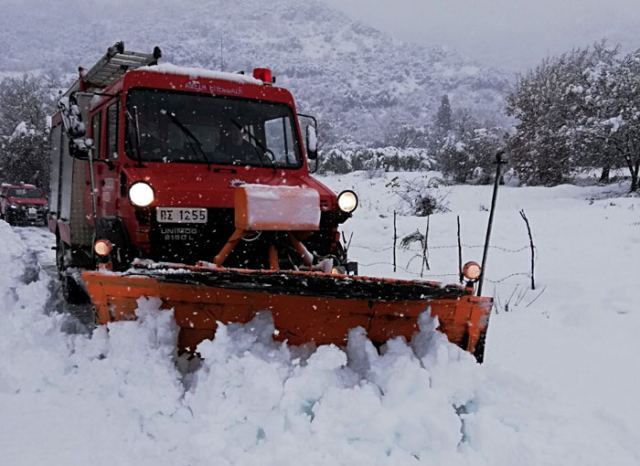 Στη μάχη με το χιόνι για διάνοιξη δρόμων οι πυροσβέστες