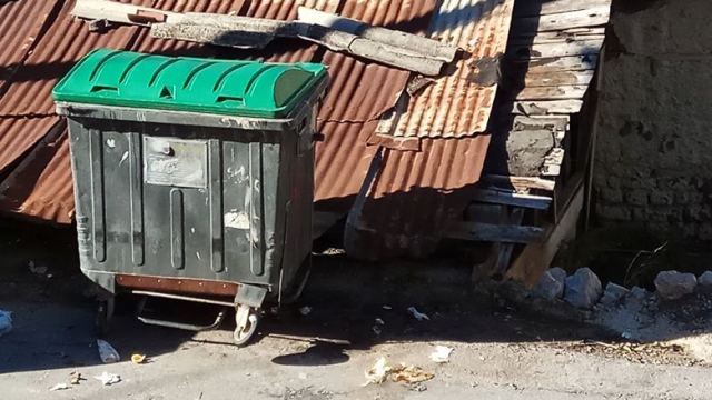 Κάδος σκουπιδιών στην οδό Ποσειδώνος,  Λαμία